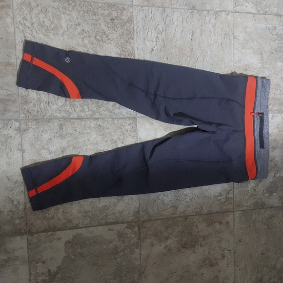 NWOT Lululemon Crops - Picture 2 of 3